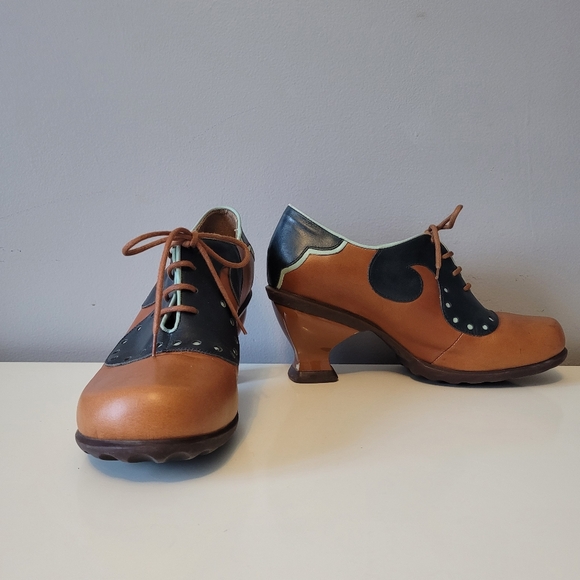 John Fluevog Shoes - Fluevog Kitschy Kitschy Boom Boom Viv Low-heeled Leather Lace-up, VGUC, Size 8.5